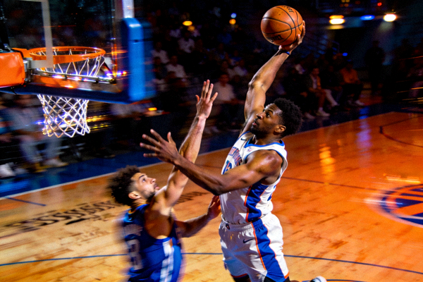 篮球运动员突破防守高高跃起扣篮 - 展现强大爆发力