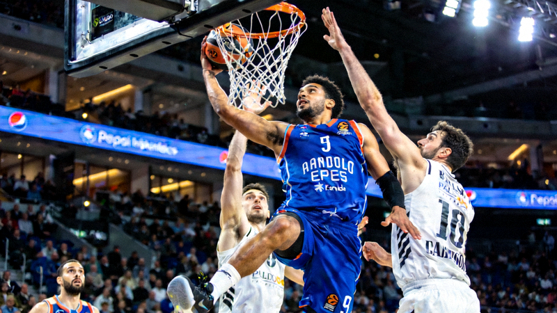 欧洲篮球联赛精彩攻防 - 球员突破上篮