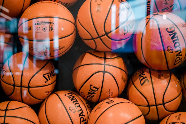 足球运动员倒挂金钩射门精彩瞬间 - 身体舒展姿态优美