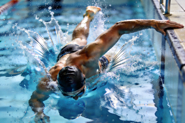 游泳运动员触壁转身瞬间 - 水花飞溅力量迸发